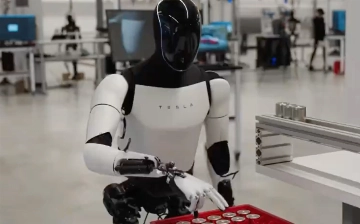 Компания Илона Маска планирует запустить массовое производство человекоподобных роботов