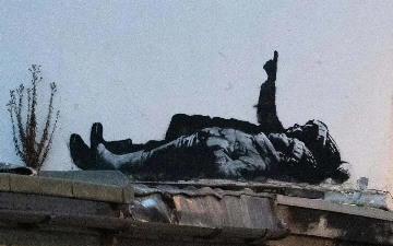 Бэнкси представил два одинаковых граффити в Лондоне накануне Рождества