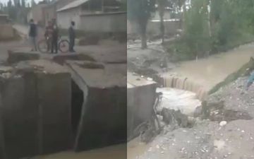 В Намангане из-за селя обрушился мост, соединяющий две махалли — видео