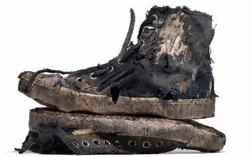 Balenciaga представила грязные кроссовки с дырками за $1850 – фото