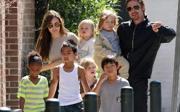 Почему Анджелина Джоли и Брэд Питт не могут оставить друг друга в покое 