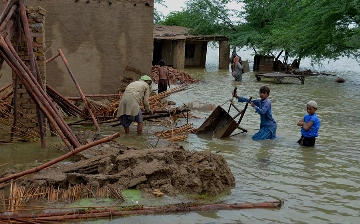 Жертвами муссонных дождей и наводнений в Пакистане стали почти 1700 человек
