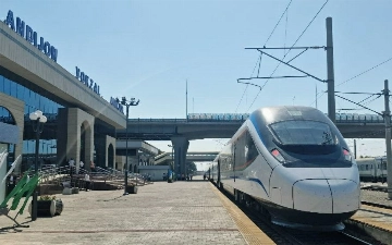 Toshkentdan Andijonga ilk bor yangi tezyurar elektropoyezd yetib keldi
