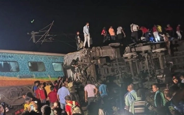 В Индии столкнулись поезда: погибли 50 человек, пострадали 350 (видео)