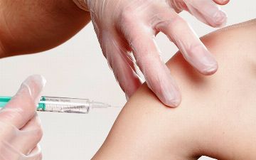 Врач из России дал рекомендации по вакцинации для аллергиков