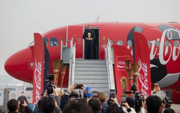 В Ташкент прибыл Кубок Чемпионата мира по футболу FIFA 