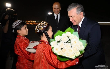 Shavkat Mirziyoyev amaliy tashrif bilan Ashxobodga bordi
