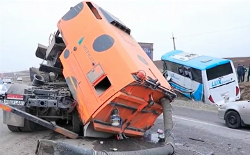 В Джизаке столкнулись пассажирский автобус и машина для очистки дорог, пострадали три человека