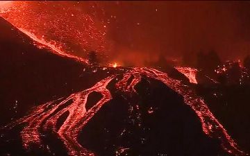 На острове Пальма обрушился кратер вулкана: лава затапливает остров - видео