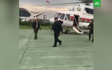 Лукашенко прилетел в свою резиденцию в Минске с оружием в руках