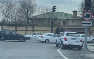 В Ташкенте водитель служебного «Трекера» ДПС «забыл» как правильно парковаться и поплатился