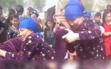 Женщины Узбекистана устроили «кураш» на глазах у десятка людей