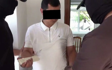 В Сырдарье налоговик попался на взятке в виде золотого украшения
