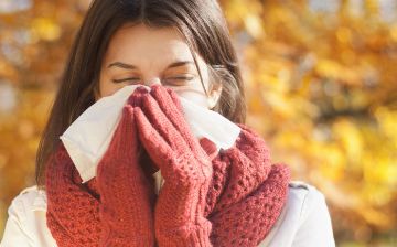 Почему осенью появляется аллергия и как ее отличить от простуды?