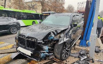В Ташкенте водитель BMW X7 влетел в фонарный столб, пострадали три человека 