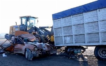 В Кашкадарьинской области «Нексия» влетела в прицеп грузовика: два человека погибли