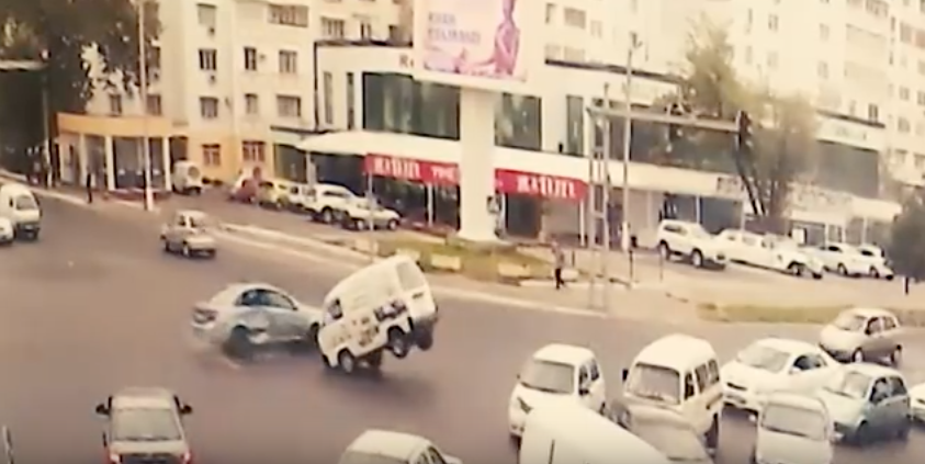 ГУВД Ташкента опубликовало новое видео ДТП с камер наблюдения