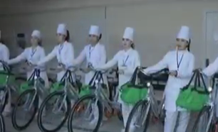 В Узбекистане медсестрам выдали велосипеды