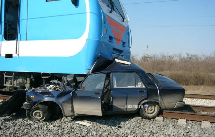 В Джизаке поезд столкнулся с автомобилем: водитель погиб
