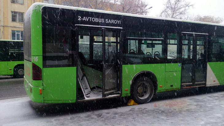В Ташкенте инкассаторский грузовик влетел в пассажирский автобус: есть погибший 