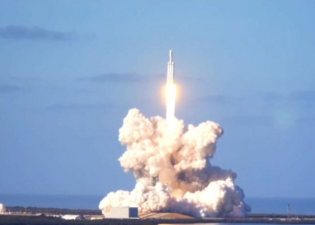 Опубликовано видео запуска ракеты Falcon Heavy с автомобилем Илона Маска на борту